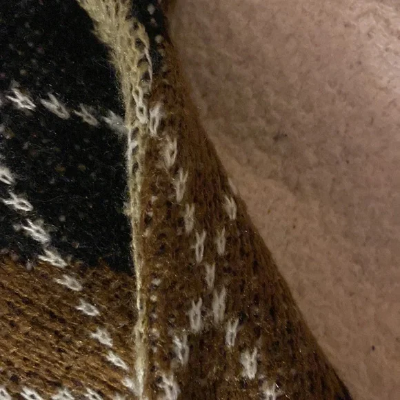 Like new, Argyle sweater Forever 21. SMALL - Picture 4 of 4